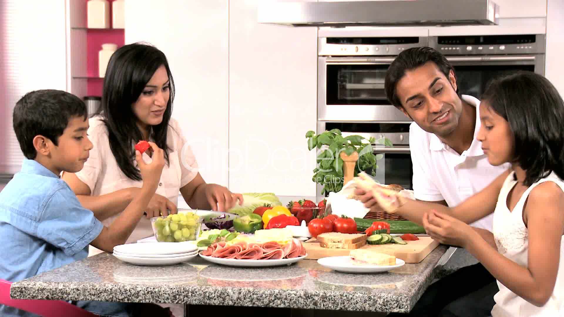 آموزش آداب غذا خوردن به کودکان