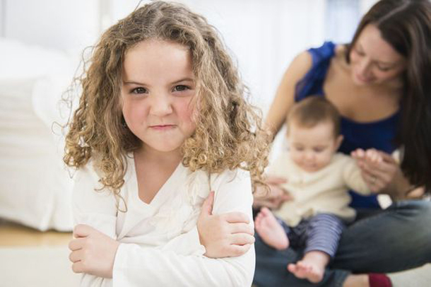 چگونه از حسادت کودکمان به بچه‌ی کوچک‌تر جلوگیری کنیم؟